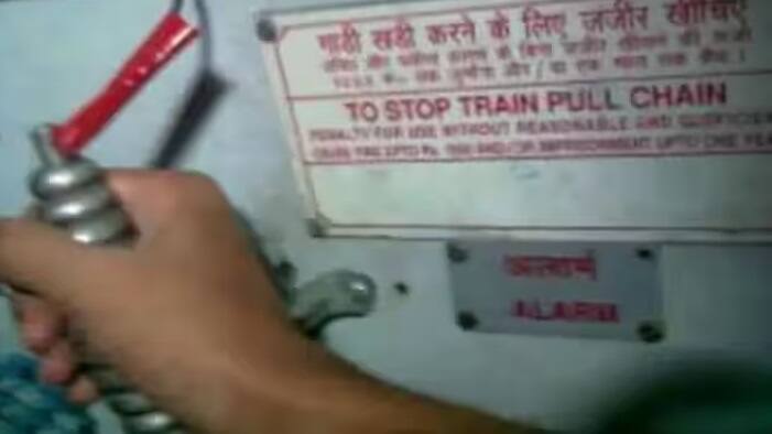 રેલવેએ ટ્રેનમાં મુસાફરી કરતી વખતે મુસાફરો માટે ઘણા નિયમો બનાવ્યા છે. જેનું તમામ મુસાફરોએ પાલન કરવું પડશે.