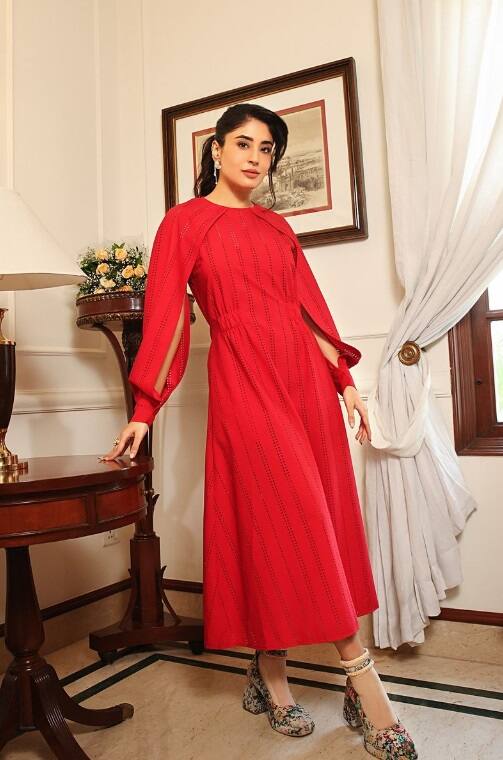 એક્ટ્રેસ કૃતિકા કામરાનો રેડ ડ્રેસમાં કૂલ અવતાર