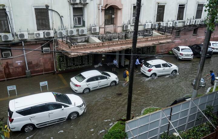 केंद्रीय प्रदूषण नियंत्रण बोर्ड (सीपीसीबी) के अनुसार दिल्ली में सुबह नौ बजे वायु गुणवत्ता सूचकांक (एक्यूआई) 75 दर्ज किया गया, जो ‘संतोषजनक’ श्रेणी में आता है.