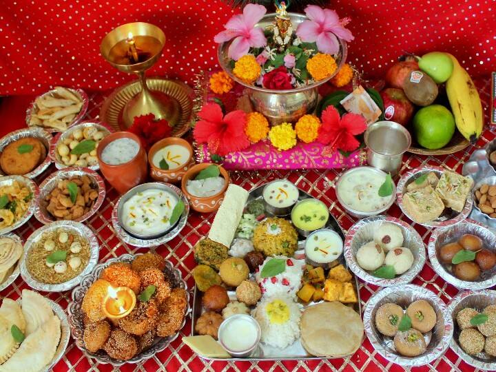 जो लोग जन्माष्टमी का व्रत आधी रात को पूजा के बाद खोलना चाहते है वह कान्हा को चढ़ाएं प्रसाद ग्रहण करके व्रत खोल सकते है. जिन लोगों ने निर्जला व्रत किया है वह सबसे पहल पंचामृत ग्रहण करें, तुलसी दल भी मुंह में रखें. इससे पूजा का पूरा फल मिलता है.