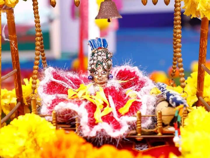 इस बार जन्माष्टमी पर पूजा के लिए देर रात 12.01 से 12.45 तक पूजा का शुभ मुहूर्त है, इस दौरान रोहिणी नक्षत्र, अष्टमी तिथि रहेगी. कहते हैं कान्हा का जन्म इसी संयोग में हुआ था.