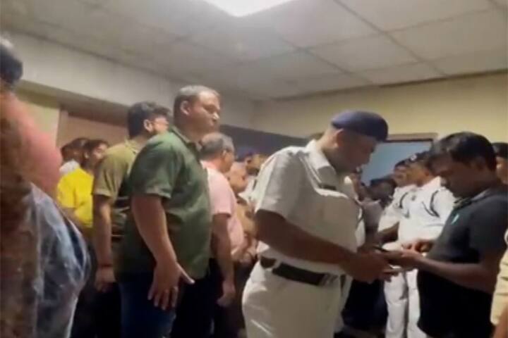 গত ৮ অগাস্ট রাতে আরজি কর হাসপাতালে ঘটে যায় সেই নৃশংস ঘটনা। ময়নাতদন্তের রিপোর্ট অনুসারে ঘটনাটি ঘটে ভোর রাত অর্থাৎ ৪ টের আশেপাশে। সেই ভয়ঙ্কর ঘটনার পর সেমিনার রুম থেকে উদ্ধার হয়েছিল দেহ। আর সেখানেই দেহ উদ্ধারের পর স্রোতের মতো ঢুকতে থাকে লোকজন, তার মধ্যে ছিলেন সন্দীপ ঘনিষ্ঠরাও।