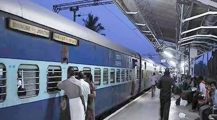 Indian Railway Chain Pulling Rules: ભારતીય રેલવેમાં દરરોજ કરોડો મુસાફરો મુસાફરી કરે છે. મુસાફરોને તેમના ગંતવ્ય સ્થાને લઈ જવા માટે રેલવેમાં હજારો ટ્રેનો ચાલે છે.