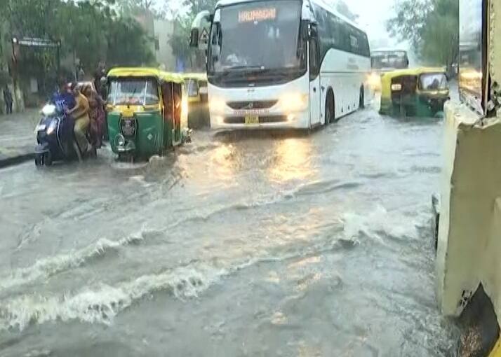 અમદાવાદમાં ફરી ધોધમાર વરસાદ વરસ્યો હતો. મળતી જાણકારી અનુસાર, આજે અમદાવાદમાં સાત ઇંચ વરસાદ વરસ્યો હતો. અમદાવાદની અનેક સોસાયટીમાં પાણી ભરાયા હતા. રસ્તા પર નદીઓ વહેતી હોય તેવા દ્રશ્યો સર્જાયા હતા.