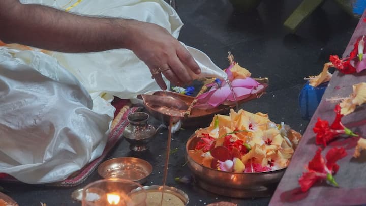 কাঠামো পুজোর সময় মধ্যচরণ গীতা পাঠ আরতি প্রভৃতি হয়।