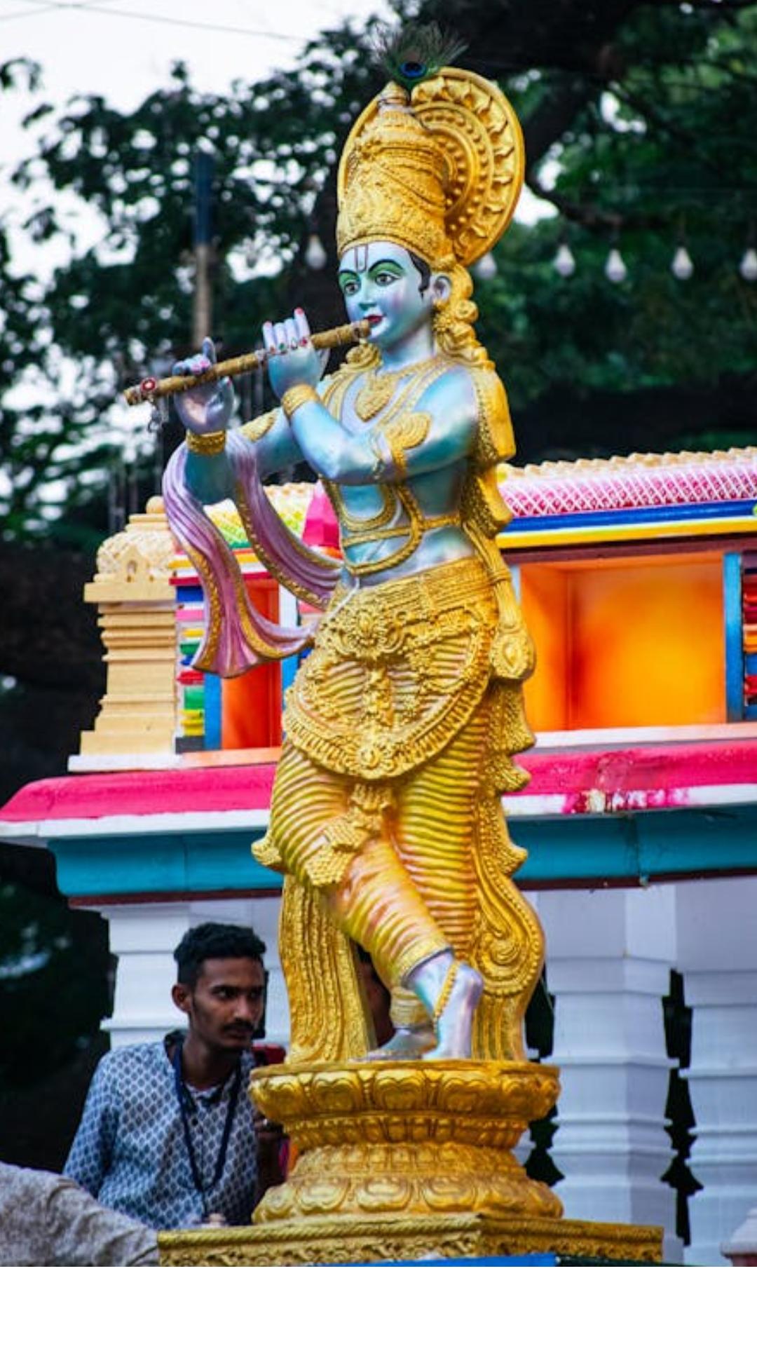 உத்திரப் பிரதேசத்தில் உள்ள விருந்தாவன் கோயில்களில் பக்தி பாடல்கள் சிறப்பு பூஜைகள் நடைபெறும்