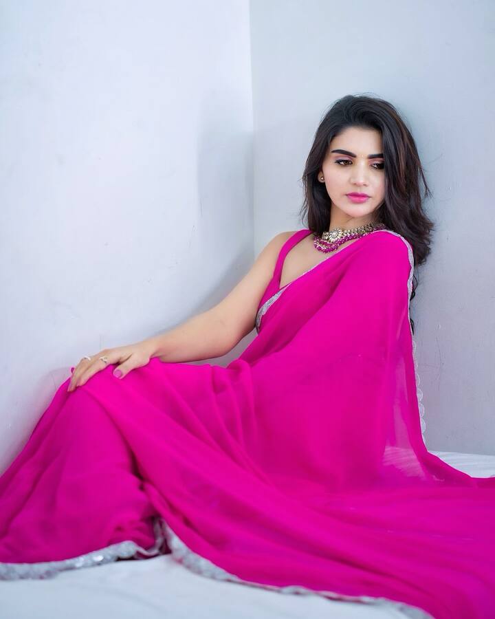 తాజాగా వర్ష పింక్ శారీలో అదిరిపోయే ఫోటోలను సోషల్ మీడియాలో షేర్ చేసింది. Photo Credit: Jabardasth Varsha/Instagram