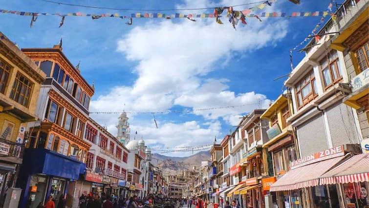 The Ministry of Home Affairs has decided to create five new districts in the Union Territory of Ladakh Union Territory of Ladakh : केंद्र सरकारची लडाखमध्ये पाच नवीन जिल्हे निर्माण करण्याची घोषणा; लडाख केंद्रीय गृह मंत्रालयाच्या थेट प्रशासकीय नियंत्रणाखाली