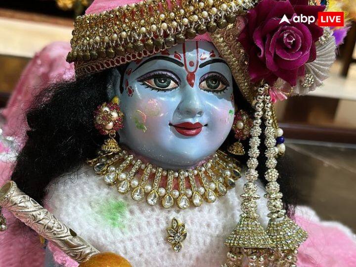 लड्डू गोपाल के लिए कानों के कुंडल, गले की माला, बासुंरी, मोर पंख आदि सामान घर लाएं. इस दिन सबसे पहले लड्डू गोपाल की मूर्ति को दही, दूध, घी और गंगाजल स्नान कराएं.