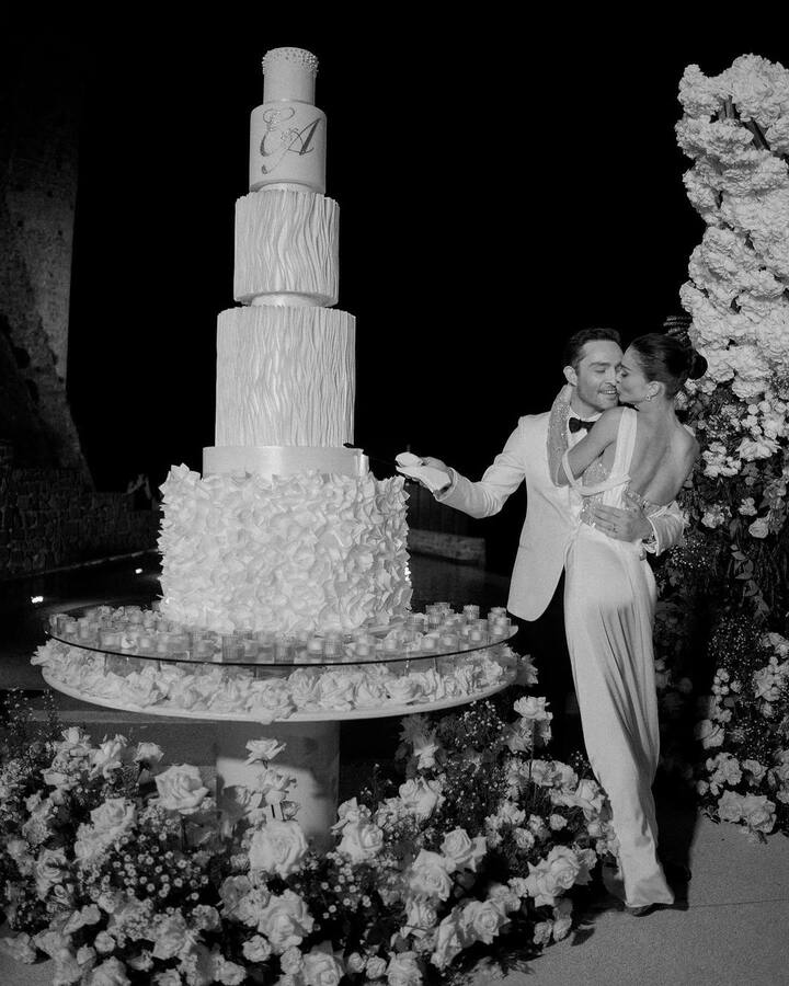 Amy looked gorgeous in a sweeping white bridal gown with a fitting strapless design, complete with a classy lace veil.
