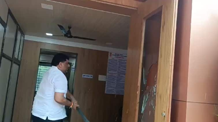 MLA Vaibhav Naik vandalized Public Works Department office after Chhatrapati Shivaji Maharaj 35 feet statue collapsed in Sindhudurg Maharashtra Marathi News Vaibhav Naik : आमदाराच्या हातात रॉड, साऊथ सिनेस्टाईल सरकारी ऑफिसची तोडफोड; वैभव नाईकांचा संताप, जाणून घ्या कारण