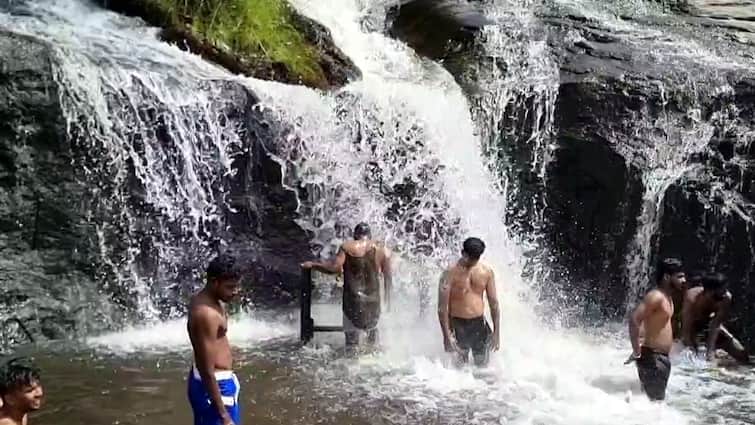 Theni news Kumbakarai Falls open after 14 days Tourists excited bath - TNN Kumbakarai Falls: 14 நாட்களுக்கு பின் திறந்த கும்பக்கரை அருவி.. சுற்றுலா பயணிகள் உற்சாக குளியல்.!
