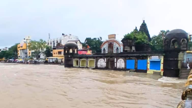 Nashik Rain Update Continuous rain in Nashik for three days water Discharge from Gangapur dam Maharashtra Marathi News Nashik Rain Update : गोदामाईचा नारोशंकराला जलाभिषेक, नाशकात पावसाची संततधार कायम, दुतोंड्या मारुतीच्या कुठपर्यंत पाणी?