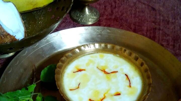 तुळशीची पाने आणि गंगाजल घाला - पंचामृत अधिक शुद्ध करण्यासाठी तुम्ही त्यात तुळशीची पाने आणि गंगाजल देखील घालू शकता.