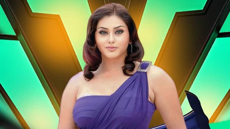 Actress Namitha Denied Entry In to Temple Video Viral Actress Namitha: న‌టి న‌మిత‌కు చేదు అనుభ‌వం.. అప్పుడు గుడి క‌ట్టారు, ఇప్పుడు గుడిలోకే రానివ్వ‌లేదు