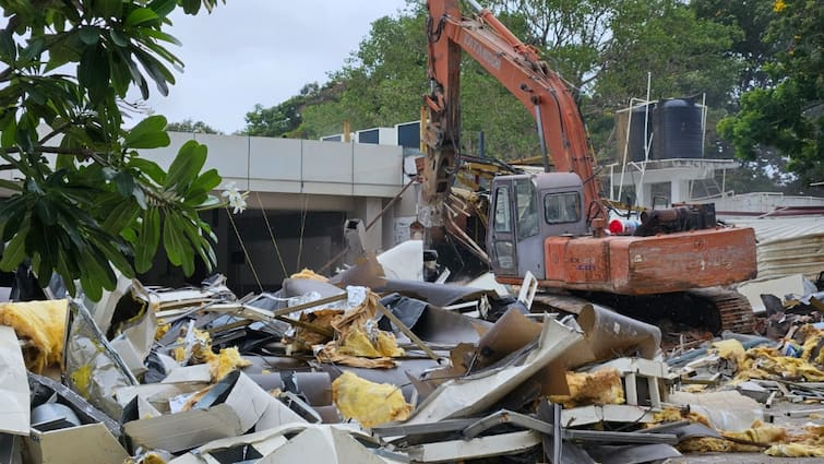 Fear of bulldozer in Hyderabad 44 acres of land captured in 3 months 8 illegal constructions demolished ann हैदराबाद में बुलडोजर का खौफ! 3 महीने में 44 एकड़ जमीन पर किया कब्जा, 8 अवैध निर्माण ध्वस्त