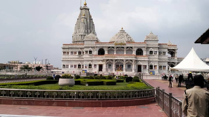 मथुरा के लगभग सभी चौराहे बहुत सुंदर नजर आ रहे है, मथुरा के चौराहों पर रंगीन पर्दे लाइट और गुब्बारे लगाए गए जिससे चौराहे अलग ही रंग में नजर आ रहे है.
