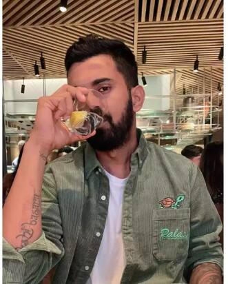 ਜਿਸ ਕਾਰਨ ਬੀਸੀਸੀਆਈ ਨੇ ਰਾਹੁਲ ਨੂੰ ਫਟਕਾਰ ਵੀ ਲਗਾਈ ਸੀ। ਜਦੋਂ ਕਿ IPL 2024 ਤੋਂ ਬਾਅਦ ਕੇਐੱਲ ਰਾਹੁਲ ਲੰਡਨ ਗਏ ਸਨ। ਜਿੱਥੇ ਉਹ ਆਪਣੀ ਪਤਨੀ ਨਾਲ ਪਾਰਟੀ ਕਰਦੇ ਅਤੇ ਉਨ੍ਹਾਂ ਨਾਲ ਸ਼ਰਾਬ ਪੀਂਦੇ ਵੀ ਨਜ਼ਰ ਆਏ।