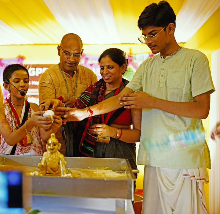 इसे Meta Quest हेडसेट के माध्यम से सक्षम किया जाएगा जो इस्कॉन मंदिर में KXC स्टॉल पर उपलब्ध होगा. भक्त दास ने बताया कि इसके अलावा आगंतुकों के लिए इस्कॉन पाठ्यक्रम डीवाईपीएच, डिस्कवर योर परमानेंट हैप्पीनेस में शामिल होने की सुविधाएं भी होगी.