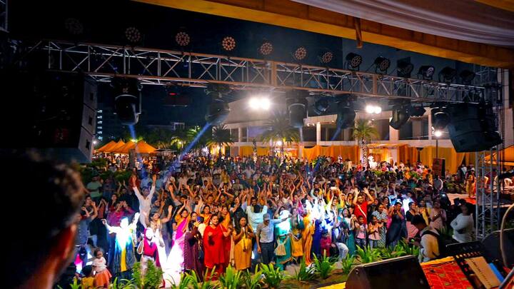 इसे Meta Quest हेडसेट के माध्यम से सक्षम किया जाएगा जो इस्कॉन मंदिर में KXC स्टॉल पर उपलब्ध होगा. भक्त दास ने बताया कि इसके अलावा आगंतुकों के लिए इस्कॉन पाठ्यक्रम डीवाईपीएच, डिस्कवर योर परमानेंट हैप्पीनेस में शामिल होने की सुविधाएं भी होगी.