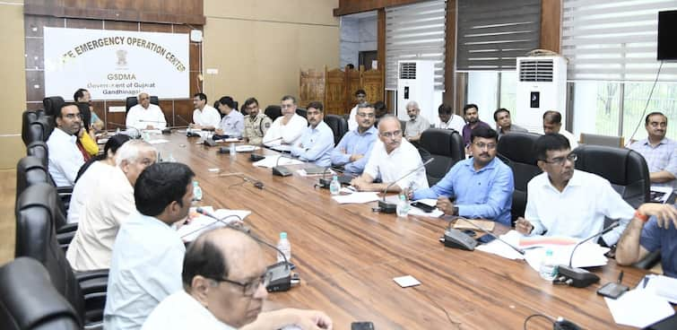 cm bhupendra patel high level meeting heavy rain Gandhinagar રાજ્યમાં મેઘતાંડવને જોતા મુખ્યમંત્રીએ તાડબતોડ બેઠક યોજી, તમામ અધિકારીઓને આ કામ પહેલા કરવા કહ્યું....