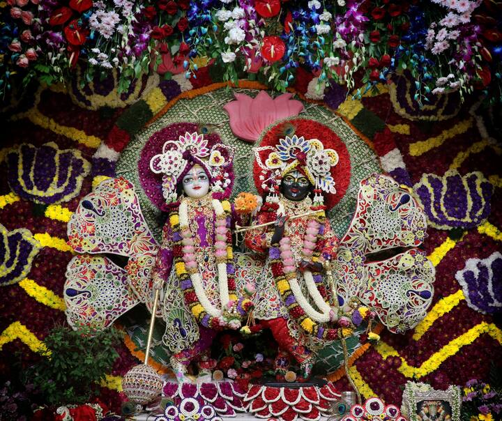 देश भर में भगवान कृष्ण के जन्मोत्सव की धूम है. जन्माष्टमी पर जयपुर के श्री श्री कृष्ण बलराम मंदिर में भक्तों की भीड़ उमड़ी है.