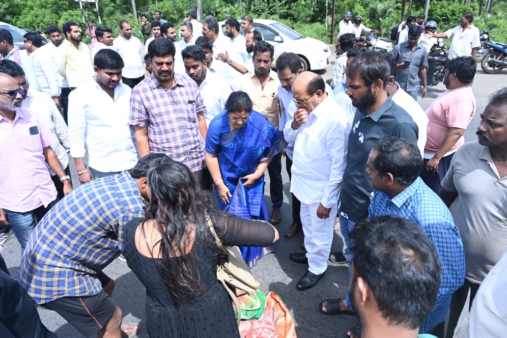 BJP MP Purandeswari: రోడ్డు ప్రమాదంలో మహిళకు తీవ్రగాయాలు, మానవత్వం చాటుకున్న ఎంపీ పురంధేశ్వరి