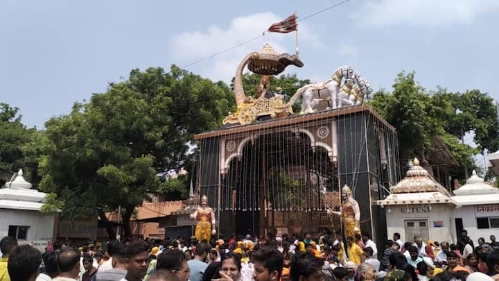 Mathura: भगवान श्री कृष्ण के जन्मोत्सव की खुशी में ब्रजभूमि मथुरा रंगी हुई है, दूर-दराज श्रद्धालु कृष्ण लला दर्शन के लिए मथुरा पहुंच रहे हैं. जन्माष्टमी पर मथुरा में विशेष सजावट की गई है.