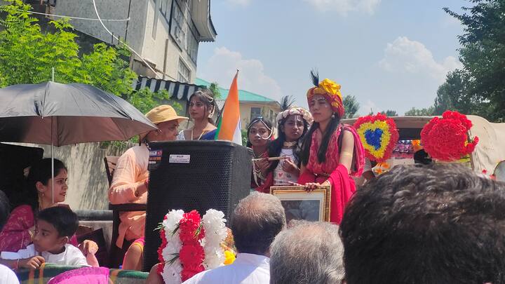 శ్రీనగర్‌లోని శ్రీకృష్ణాష్టమి వేడుకల్లో భాగంగా మహిళలు, చిన్నారులు రాధాకృష్ణుల వేషధారణతో అలరించారు.