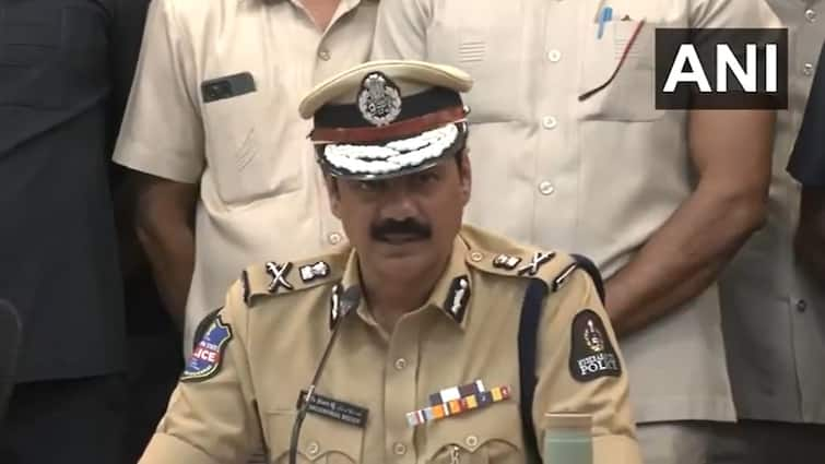 CP Kothakota Srinivas Reddy warns police and citizens of Hyderabad Hyderabad CP: పోలీసులకు హైదరాబాద్ సీపీ వార్నింగ్! ఆ పని చేస్తే ఇక డిస్మిస్!