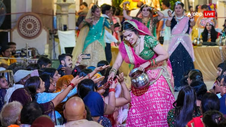 Janmashtami 2024 Huge Crowd of Lord Krishna Devotees in Delhi Temples देशभर में जन्माष्टमी पर उत्साह, 'हरे कृष्णा' के जयकारे की गूंज, दिल्ली के मंदिरों में श्रद्धालुओं का तांता