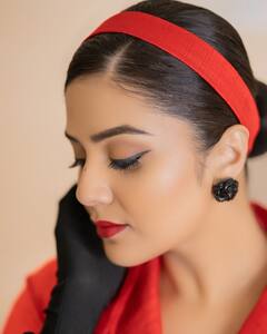 Sreemukhi : రెడ్ గౌన్​లో యాంకర్ శ్రీముఖి ఫోజులు.. రెడ్​ రోజ్​లా ముద్దుగా ఉన్నావంటోన్న ఫ్యాన్స్