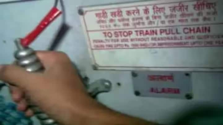 रेलवे ने चेन पुलिंग को लेकर नियम बनाए हैं. लेकिन कभी-कभी लोग सिर्फ मनोरंजन के लिए या बीच रास्ते में उतरने के लिए चेन खींच देते हैं।