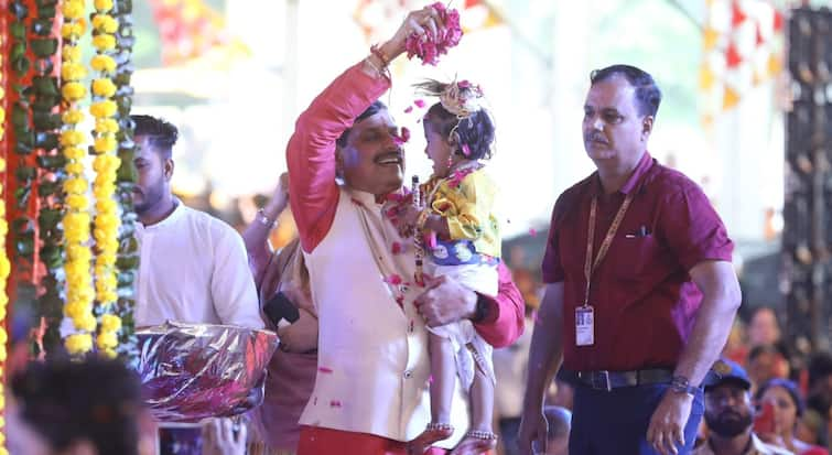 CM Mohan Yadav Janmashtami 2024 Celebration in Indore Sings Govinda Ala Re Bhajan  'मोहन' के रंग में दिखे सीएम मोहन, जन्माष्टमी पर गाया 'गोविंदा आला रे' भजन, श्रीकृष्ण को भेंट की बांसुरी