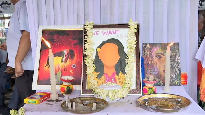 দেবাশিস সোমও দেহ উদ্ধারের পর গিয়েছিলেন সেমিনার হলে। ছিলেন এক আইনজীবীও , যাঁর নাম শান্তনু দে। তিনি কেন সেখানে হাজির হলেন, উঠছে প্রশ্ন।