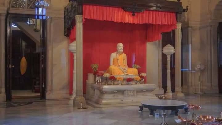 স্বামী বিবেকানন্দের হাত ধরে ১৯০১ সালে প্রথম দুর্গা পুজো হয় মঠ প্রাঙ্গণে।