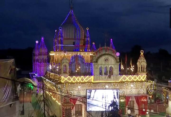 దేశవ్యాప్తంగా శ్రీకృష్ణ జన్మాష్టమి వేడుకలు ఘనంగా నిర్వహించారు. కన్నయ్య ఆలయాలను సుందరంగా అలంకరించారు. ప్రముఖ ఆలయాలకు భక్తులు పోటెత్తారు. మధ్యప్రదేశ్‌లోని జుగల్ కిషోర్ జీ ఆలయాన్ని రంగురంగుల దీపాలతో అలంకరించారు.