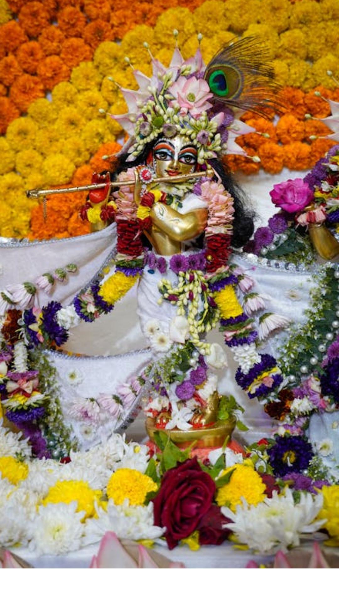உத்திரபிரதேசத்தில் உள்ள மதுராவில் கோயில்களில் சிறப்பு வழிபடுகள் நடைபெறும்