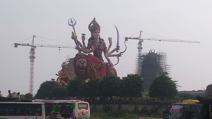 मथुरा वृंदावन के मंदिरों के बाहर अभी से ही श्रद्धालुओ की भारी भीड़ नजर आ रही है, दूर दराज से पहुंचे भक्त भगवान के जन्म उत्सव में शामिल होने आए है.