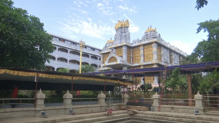 తెలుగు రాష్ట్రాల్లో శ్రీ కృష్ణ జన్మాష్టమి సంబరాలు అంబరాన్నంటాయి. ఉదయం నుంచే భక్తులు ఆలయాలకు పోటెత్తారు. ప్రత్యేక పూజలు, భజనలతో సందడి చేశారు. తిరుపతిలోని ఇస్కాన్ టెంపుల్ను అద్భుతంగా అలంకరించారు.