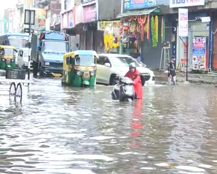 Amidst the forecast of the Meteorological Department, heavy rain in Ahmedabad and waterlogged roads, 28 trees to fall Ahmedabad Rain: અમદાવાદમાં મેઘતાંડવ, વૃક્ષો ધરાશાયી, અનેક વિસ્તાર જળમગ્ન, રસ્તાઓ બ્લોક