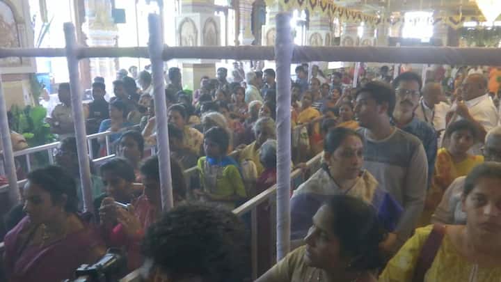 తిరుపతిలోని ఇస్కాన్ టెంపుల్కు భక్తులు పోటెత్తారు. ఉదయం నుంచే కృష్ణుని దర్శించుకునేందుకు బారులు తీరారు.