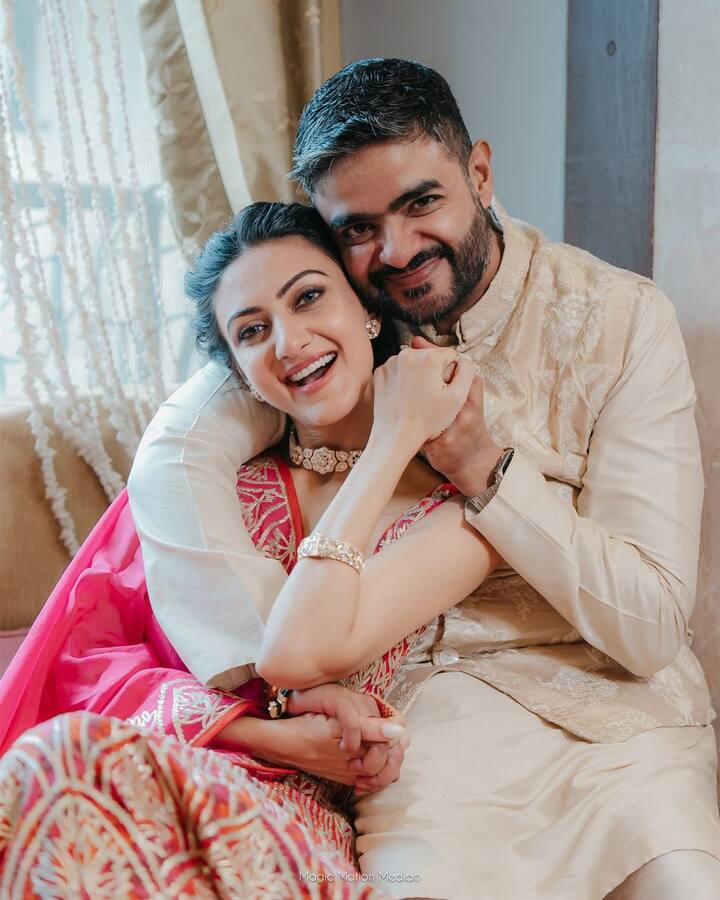 अपनी इंगेजमेंट के लिए नीलम ने गोल्डन वर्क पिंक कलर का हैवी लहंगा चुना था. इसे उन्होंने मैचिंग गोल्डन नेकलेस और स्टड्स के साथ पेर किया था. वहीं सिद्धार्थ चोपड़ा ऑफ व्हाइट शेरवानी पहने नजर आए.