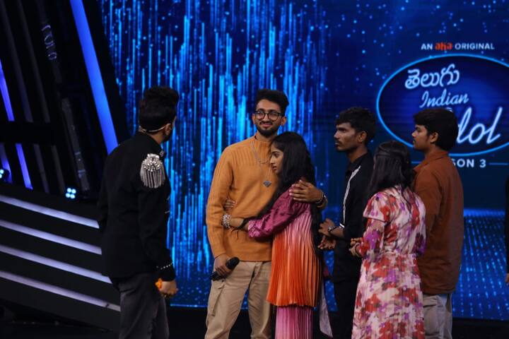 కేశవ్ రామ్ ఎలిమినేషన్ తర్వాత తన హిందీలో ఓ యాక్టింగ్ షోలో తన ఎలిమినేషన్ గుర్తు చేసుకున్నారు హీరో నవీన్ పోలిశెట్టి. అప్పట్లో ఆ షో విన్నర్ ను ఒక ఫేమస్ బాలీవుడ్ ప్రొడక్షన్ ప్రొడ్యూస్ చేసే సినిమా ద్వారా ఇంట్రడ్యూస్ చేస్తామని చెప్పారని, ఆ షో నుంచి నాలుగో రౌండ్ లో తాను ఎలిమినేట్ అయ్యానని, ఇప్పుడు కేశవ్ రామ్ ఎలిమినేషన్ చూస్తే తన ఓన్ ఎక్స్పీరియన్స్ గుర్తుకు వచ్చిందని నవీన్ పోలిశెట్టి చెప్పారు. ప్రతి శుక్ర, శనివారాల్లో 'తెలుగు ఇండియన్ ఐడల్ 3' ఆహా ఓటీటీలో స్ట్రీమింగ్ అవుతుంది.