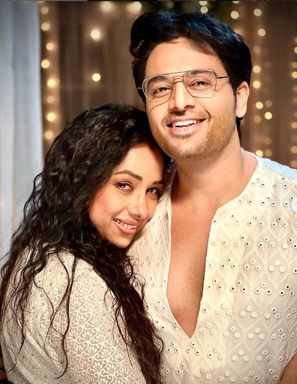 इसी बीच अब खबरें हैं कि शो में जल्द ही एक बड़ा ट्विस्ट आने वाला है और शो के लीड कपल यानी अनुपमा-अनुज (रुपाली गांगुली और गौरव खन्ना) शो छोड़ने वाले हैं.