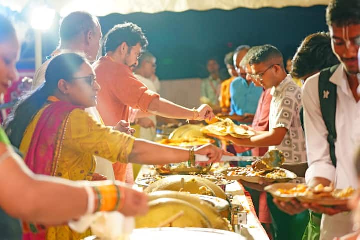 दिल्ली-एनसीआर समेत देश के कई हिस्सों में आज सोमवार (26 अगस्त) को जन्माष्टमी का उत्सव मनाया जा रहा है. भगवान श्री कृष्ण के जन्मोत्सव को लेकर श्रद्धालुओं में खासा उत्साह देखा जा रहा है.