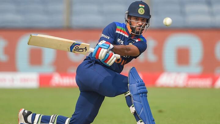 কোহলির নেতৃত্ব নিয়ে নাকি সেই সময় থেকেই দলের ভেতর অস্থিরতা তৈরি হয়। ধবনের কেরিয়ারেও প্রত্যক্ষ প্রভাব পড়েছিল।