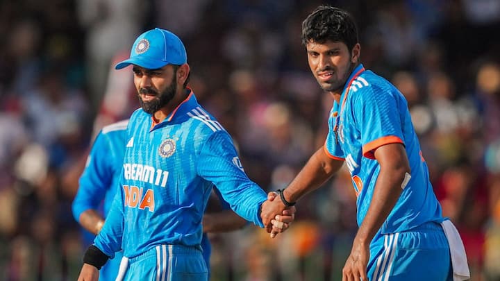 সেই সময় ভারতীয় শিবির দুভাগে বিভক্ত হয়ে গিয়েছিল বলেও শোনা যায়। অজিঙ্ক রাহানে, রোহিত শর্মাদের মতো একটা বড় অংশ শিখরের পাশে দাঁড়িয়েছিলেন বলেই খবর।