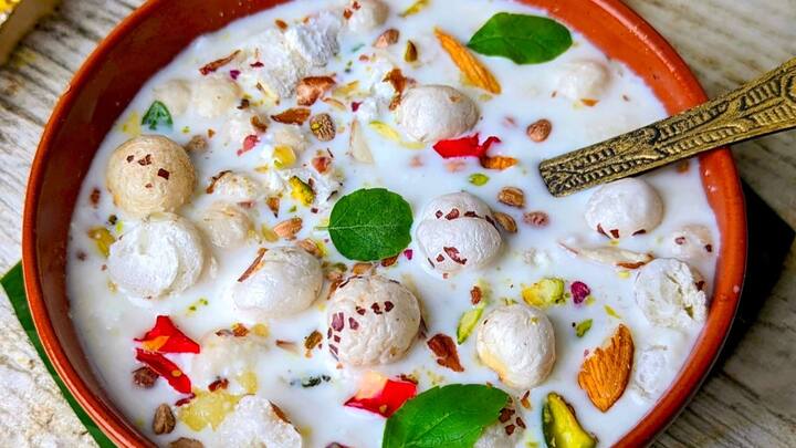 हिंदू धर्मात पूजेच्या इतर साहित्याव्यतिरिक्त पंचामृताला विशेष महत्त्व दिले गेले आहे. शिवपूजा असो की लाडू गोपाळाची पूजा असो, प्रसादासाठी असो किंवा देवाच्या स्नानासाठी पंचामृत नक्कीच बनते. असो, कृष्ण जन्माष्टमीच्या दिवशी इतर नैवेद्य आणि प्रसादाव्यतिरिक्त श्रीकृष्णाच्या स्नानासाठी किंवा नैवेद्यासाठी पंचामृत निश्चितच तयार केले जाते