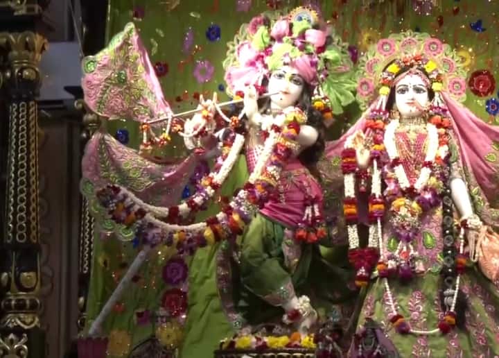 ఇస్కాన్ టెంపుల్‌లో ప్రత్యేక అలంకరణలో రాధాకృష్ణులు. గుజరాత్‌లోని ఇస్కాన్ టెంపుల్‌లో భక్తులు సందడి చేశారు. కృష్ణునికి ప్రత్యేక పూజలు చేశారు.